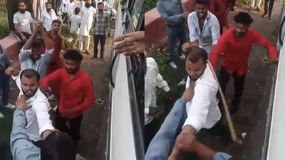 बिजनौर: रोडवेज चालक समेत तीन सरकारी कर्मचारियों को छह युवकों ने डंडों से पीटा, गालियां दीं; वीडियो वायरल Bijnor: Six youths beat three government employees—including a roadways driver—with sticks; video goes viral