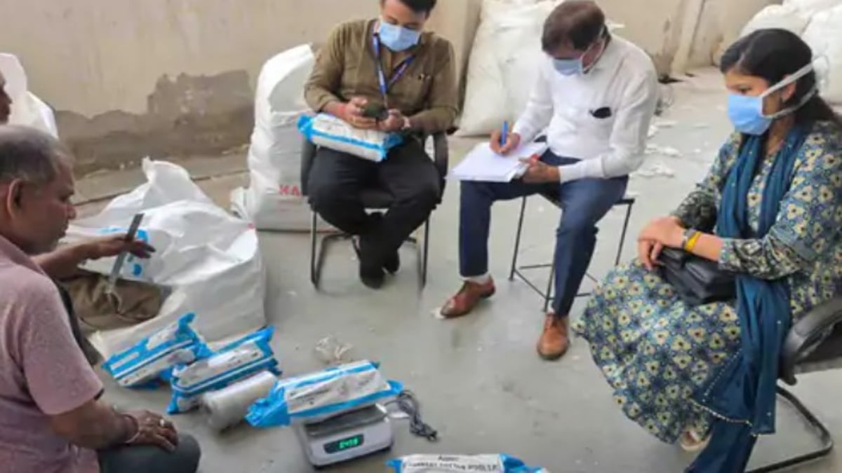 जयपुर: मेडिकल और हेल्थकेयर उत्पादों में मिली भारी अनियमितताएं, हजारों पैकेट जब्त, 2.15 लाख जुर्माना वसूला