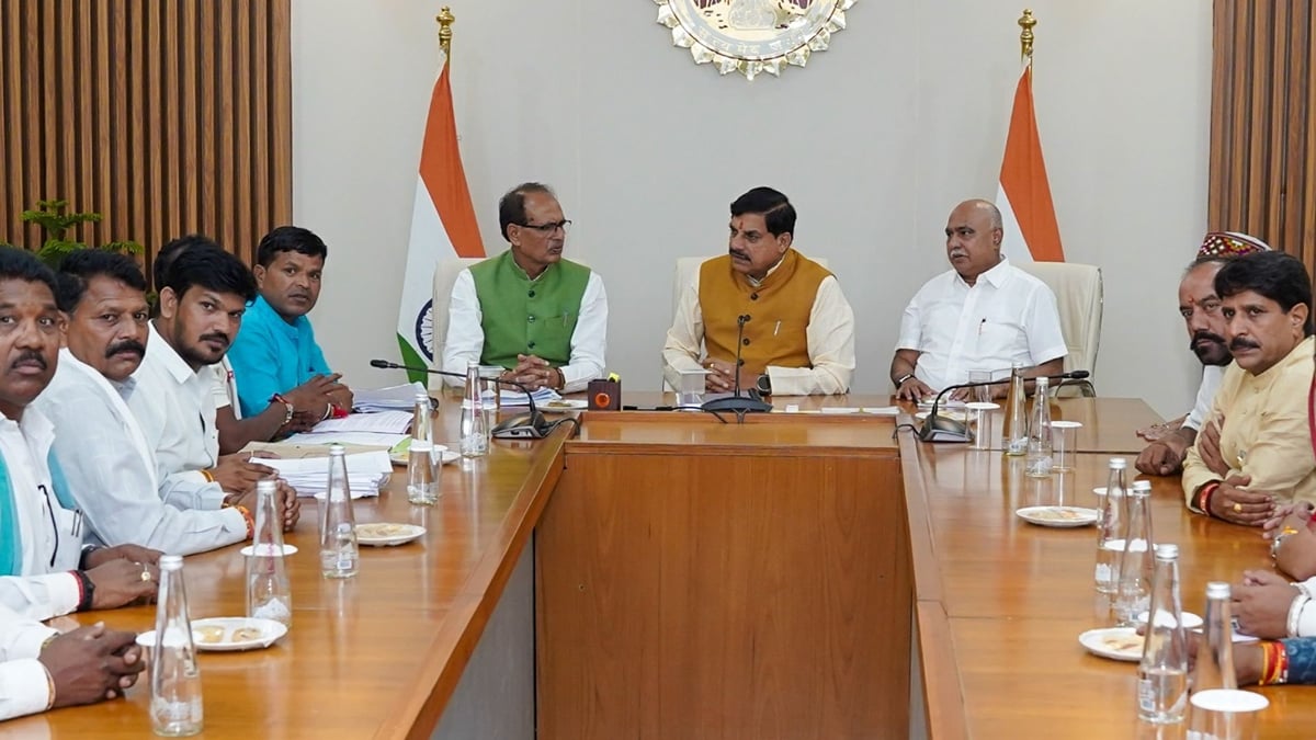 एमपी: कोसमी में आदिवासियों के घर तोड़ने पर सीएम से मिले शिवराज, दोषी अफसरों पर कार्रवाई का भरोसा