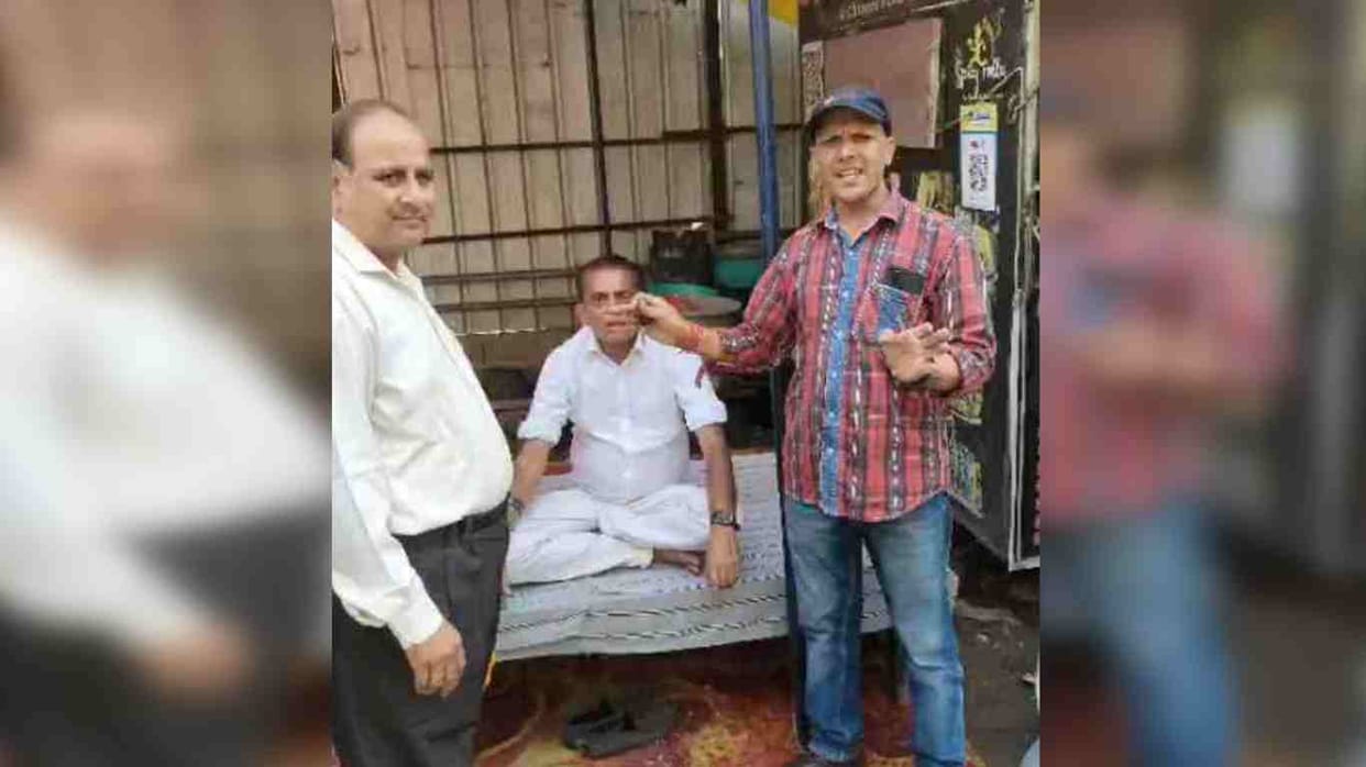 Traders in Shalimar Garden, troubled by waterlogging, go on a hunger strike