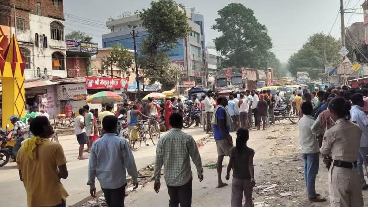 Muzaffarpur Bihar news: villagers blocked road for 3 hours demanding compensation for school girls