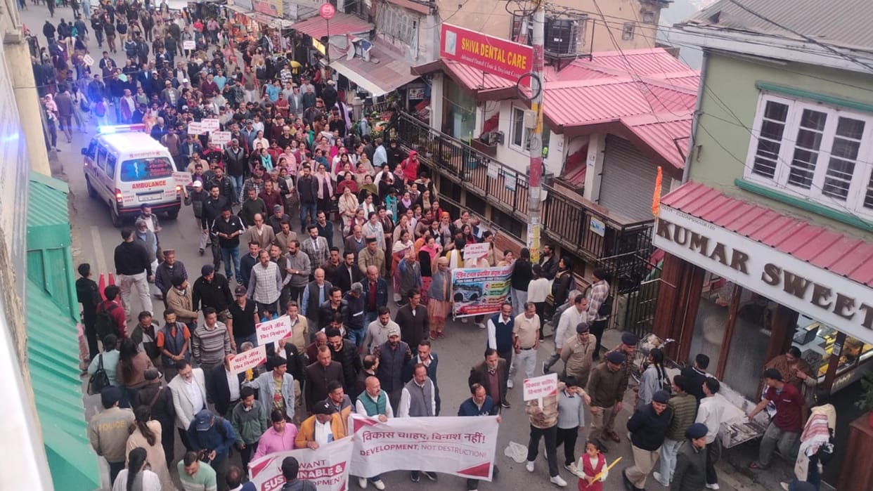 Hundreds of affected people take to the streets, demanding the protection of their homes and a halt to tunnel