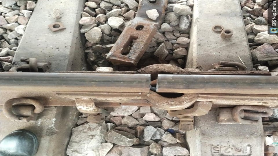 बड़ा हादसा टला: मक्खनपुर-शिकोहाबाद के बीच टूटी मिली पटरी, रेलकर्मी ने सूझबूझ से रुकवाई वंदेभारत एक्सप्रेस