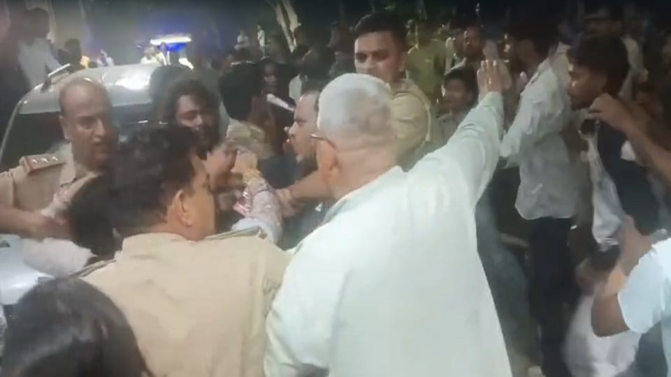 दो समुदायों में संघर्ष, पुलिस की वर्दी फाड़ी