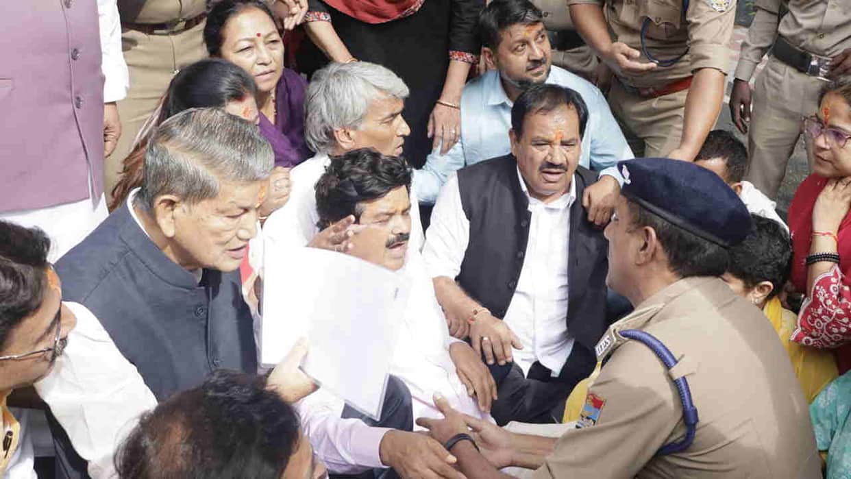 Congress protest in Lok bhawan Dehradun FIR against 40 plus leaders ganesh godiyal pritam singh named