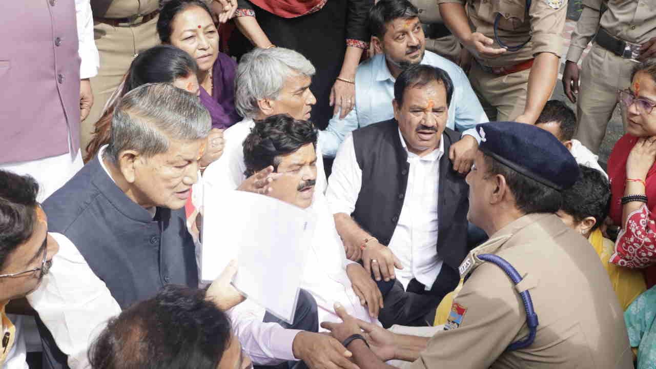 प्रदर्शन करते कांग्रेस के वरिष्ठ नेता