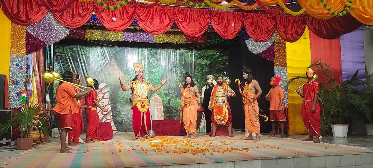 वाराणसी: केंद्रीय कारागार में छठवें दिन रामलीला का समापन, भरत मिलाप प्रसंग ने मोहा मन