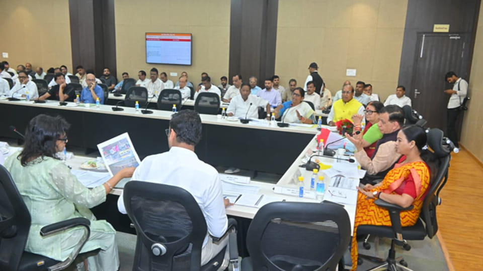 10 officials, including Divisional Commissioner, Police Commissioner, and DM, absent from Mahana's meeting