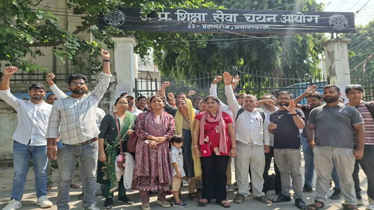 TGT-2022 candidates protest at the commission, demand declaration of results