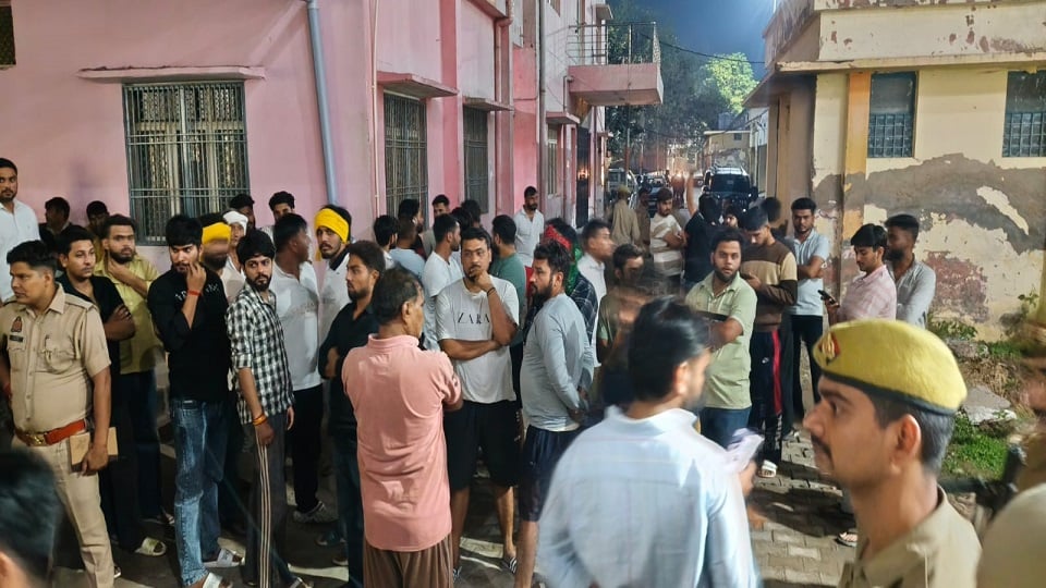 यूपी: बुलंदशहर में शोभायात्रा के दौरान युवक की चाकू से गोदकर हत्या, वारदात के बाद देवीपुरा में भारी तनाव