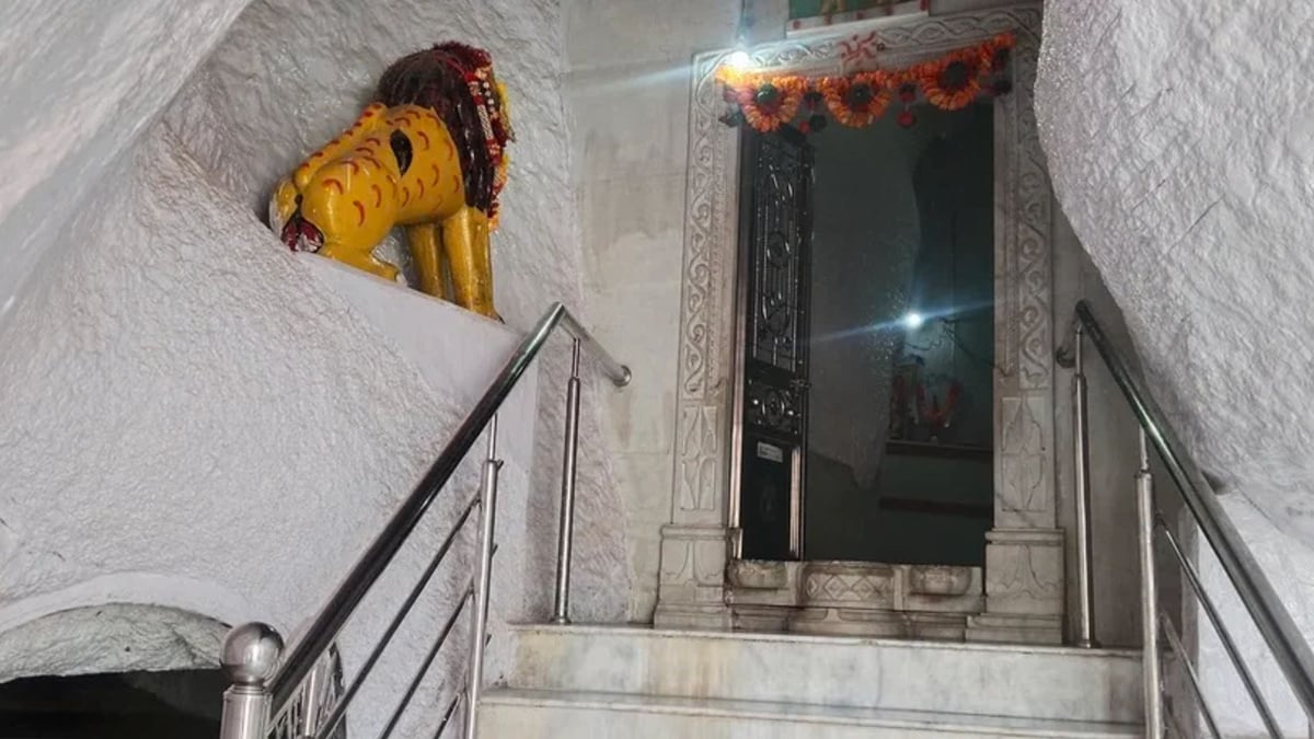 राजस्थान: माउंट आबू की पहाड़ी पर विराजमान मुखरी माता मंदिर, मोर-मोरनी की समाधि से जुड़ी हैं अनोखी मान्यताएं