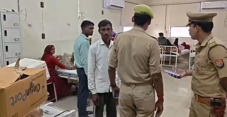 फिरोजाबाद: बसई मोहम्मदपुर में दर्दनाक हादसा, ई-रिक्शा पलटने से ऊपर गिरी खौलती हुई खीर; झुलस गए 10 श्रद्धालु