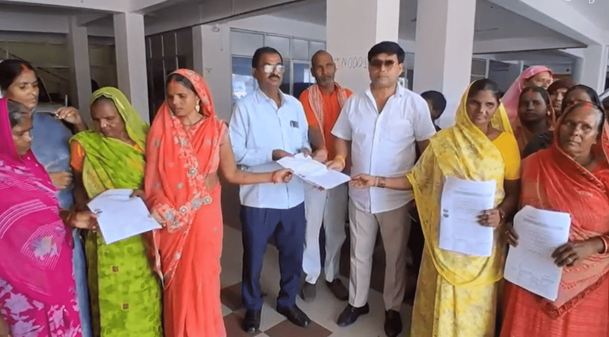 Azamgarh Villagers protest at the Collectorate alleging the obstruction of 30 meter public path