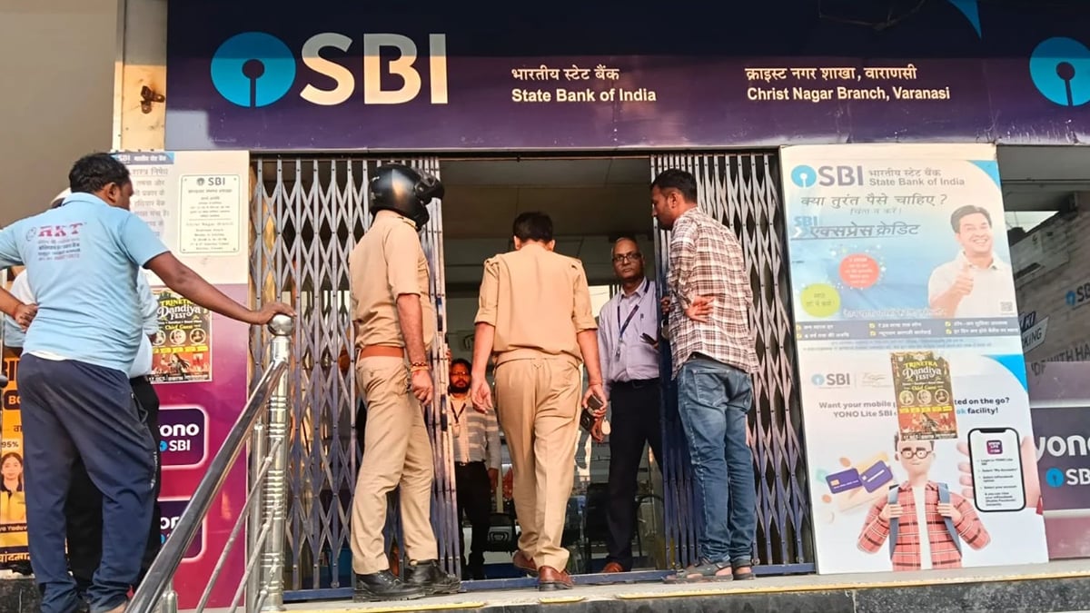 वाराणसी: बैंक में लाइसेंसी रिवॉल्वर से चली गोली, महिला संविदा कर्मचारी घायल; इस लापरवाही से दब गया ट्रिगर