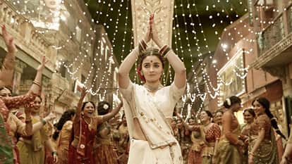 Garba Special Nagada Sang Dhol Kamariya Dholida To Chogada Tara These Bollywood Songs Navratri