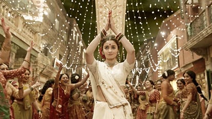 Garba Special Nagada Sang Dhol Kamariya Dholida To Chogada Tara These Bollywood Songs Navratri