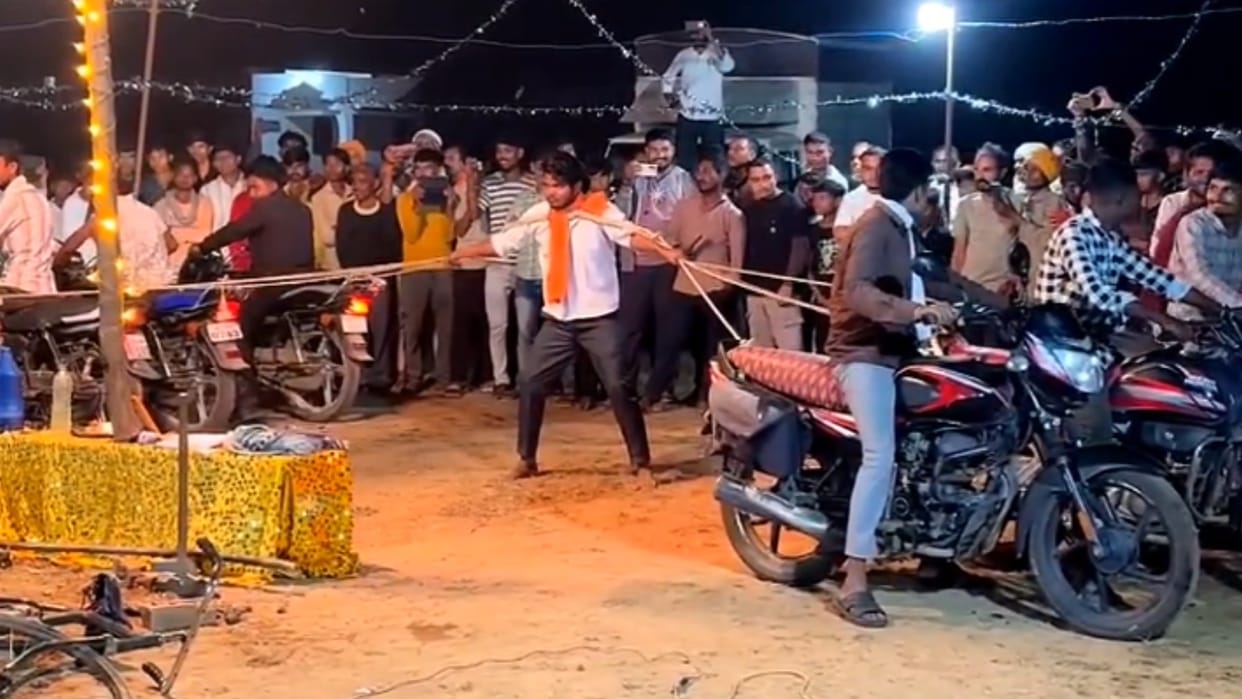 Man Ties Rope Around His Neck and Attempts a Six-Bike Stunt, Viral Video Shows Dangerous Fall