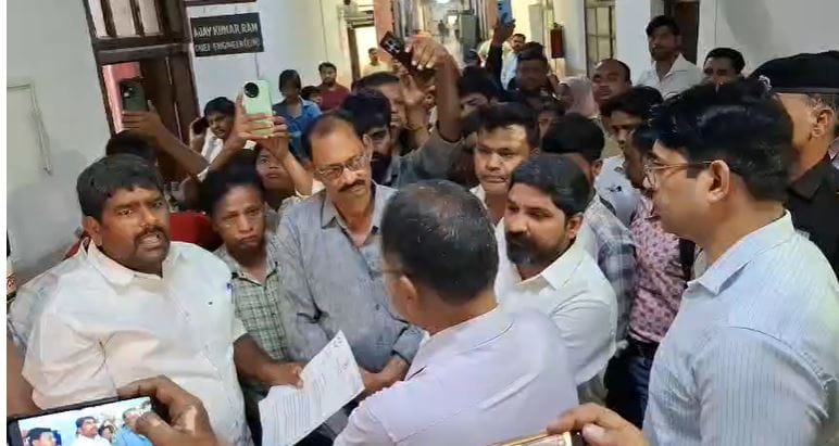 Agra: Families Protest Demolition of Five Houses in Garib Nagar Ratanpura