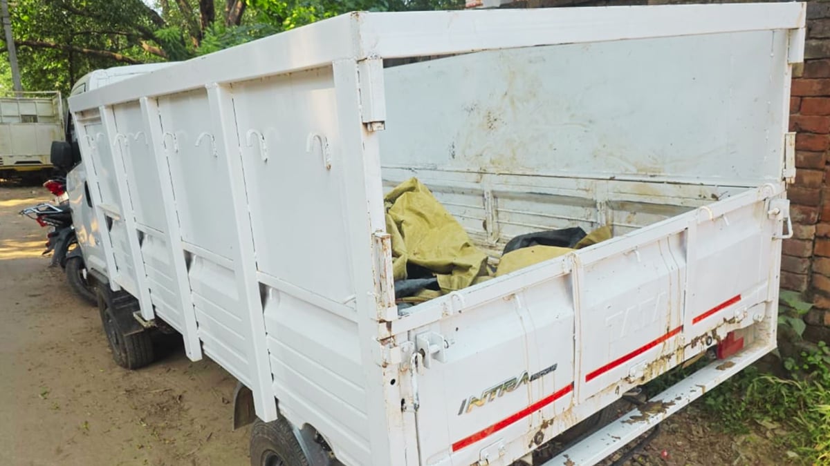 वाराणसी: पिकअप में ठूंसकर ले जाए जा रहे सात गोवंश बरामद, पुलिस ने किया पीछा; चालक वाहन छोड़कर फरार
