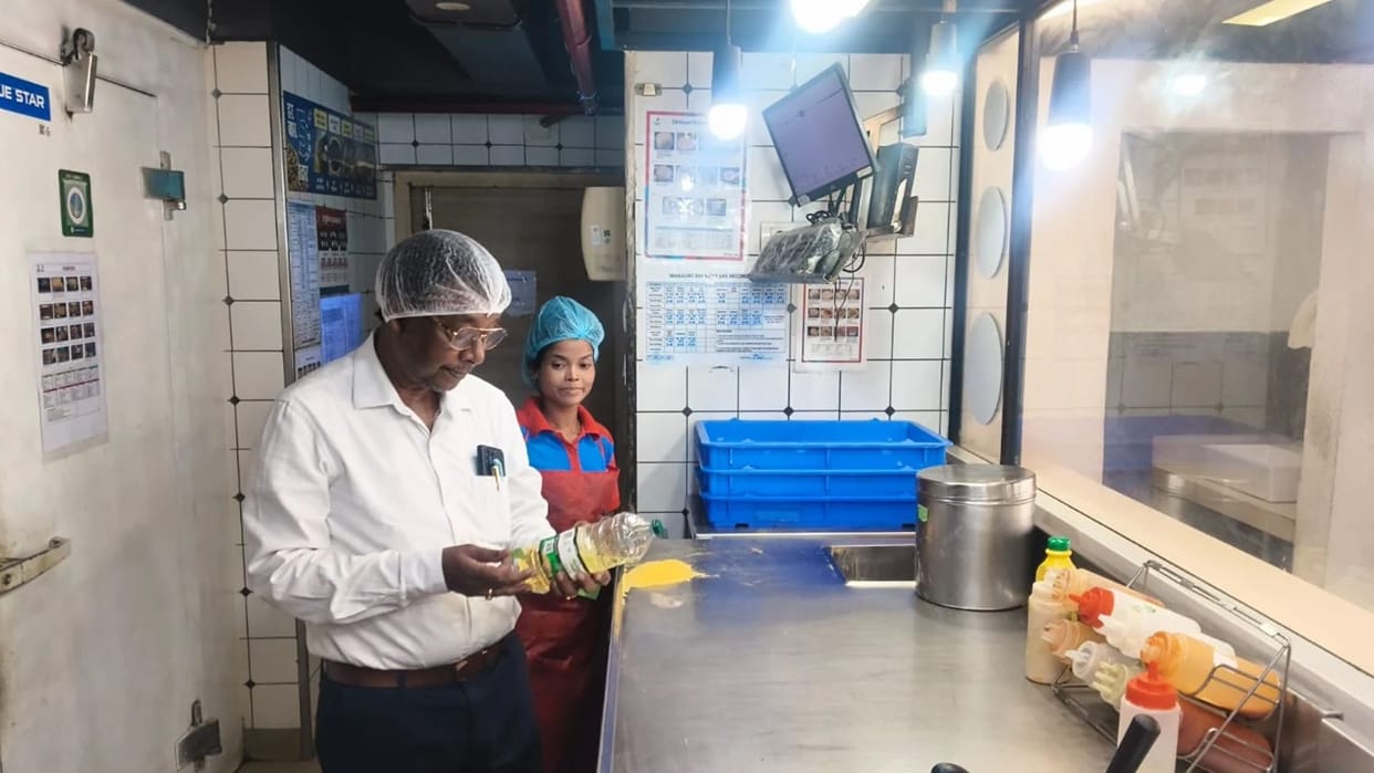 Bihar: Action taken against McDonald and Domino's in Patna; 160 spoiled pizzas valued at 32,000 destroyed.