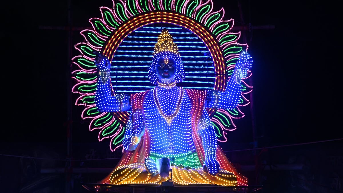 चार दिवसीय दुर्गोत्सव का आगाज: घट पूजन के साथ प्रतिमा स्थापना, बंगीय पूजा पंडालों में देवी का आह्वान; आराधना