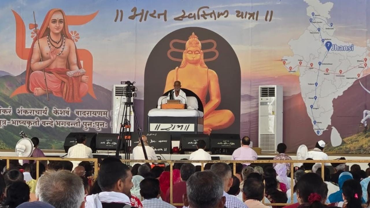झांसी में रामकथा करते मोरारी बापू।