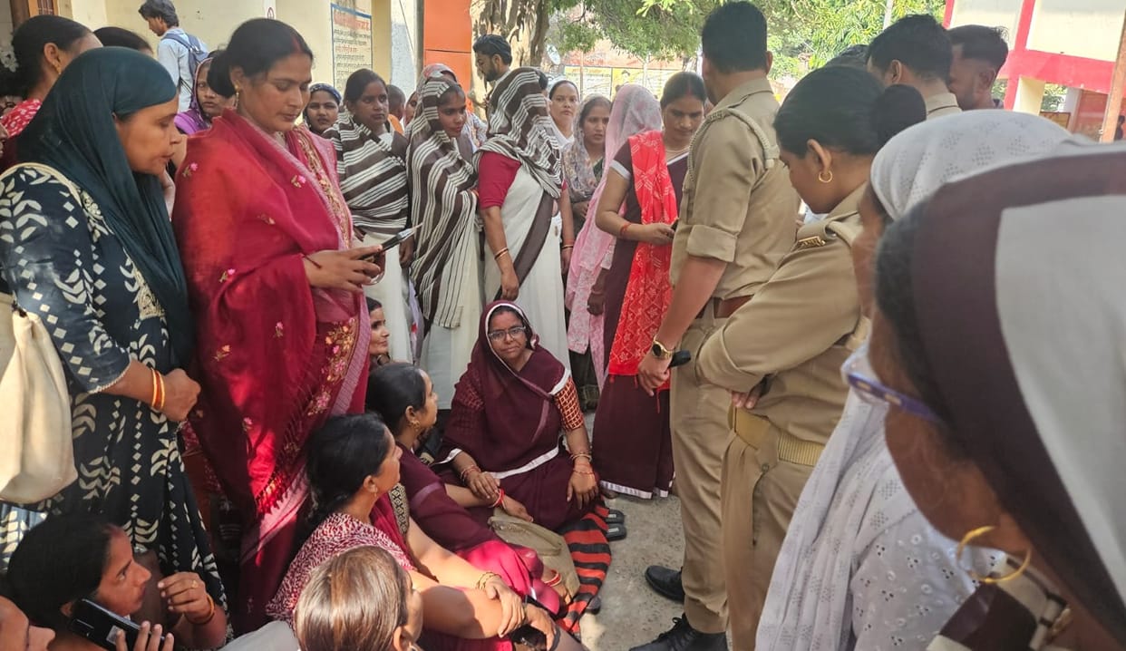 Farrukhabad Kaimganj CHC uproar over the opening of a cold chain followed by a protest by ASHA workers