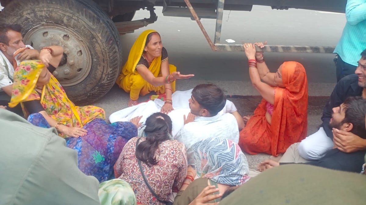 कानपुर हादसा: तेज रफ्तार कंटेनर ने बाइक को मारी टक्कर, मां और आठ माह की बेटी की मौत, पति गंभीर घायल