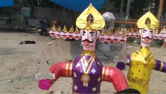 कानपुर: सजा रावण के पुतलों का बाजार, महंगाई के कारण बढ़े हैं भाव, छोटे से लेकर 50 फीट तक के पुतलों की मांग