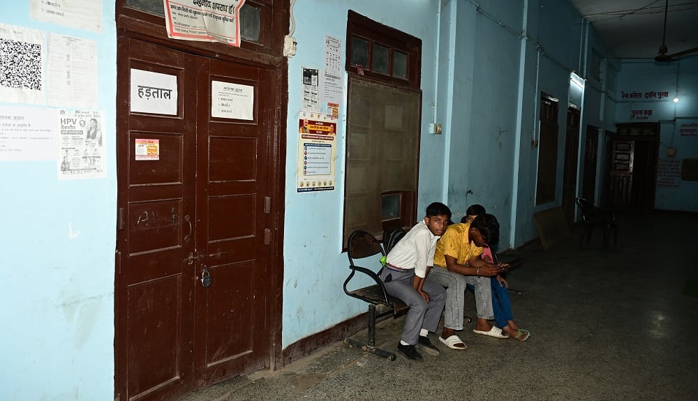 हड़ताल: ‘राहत पर ताला, दवा नहीं मिला दर्द’, महिलाओं-बच्चों को परेशानी, सीएमओ बोले- हो रही वैकल्पिक व्यवस्था