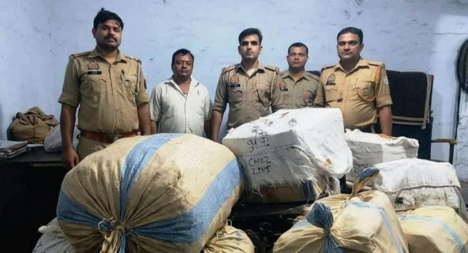 Kanpur police aconduct raid large cache of 2.5 quintals of illegal firecrackers seized manager arrested