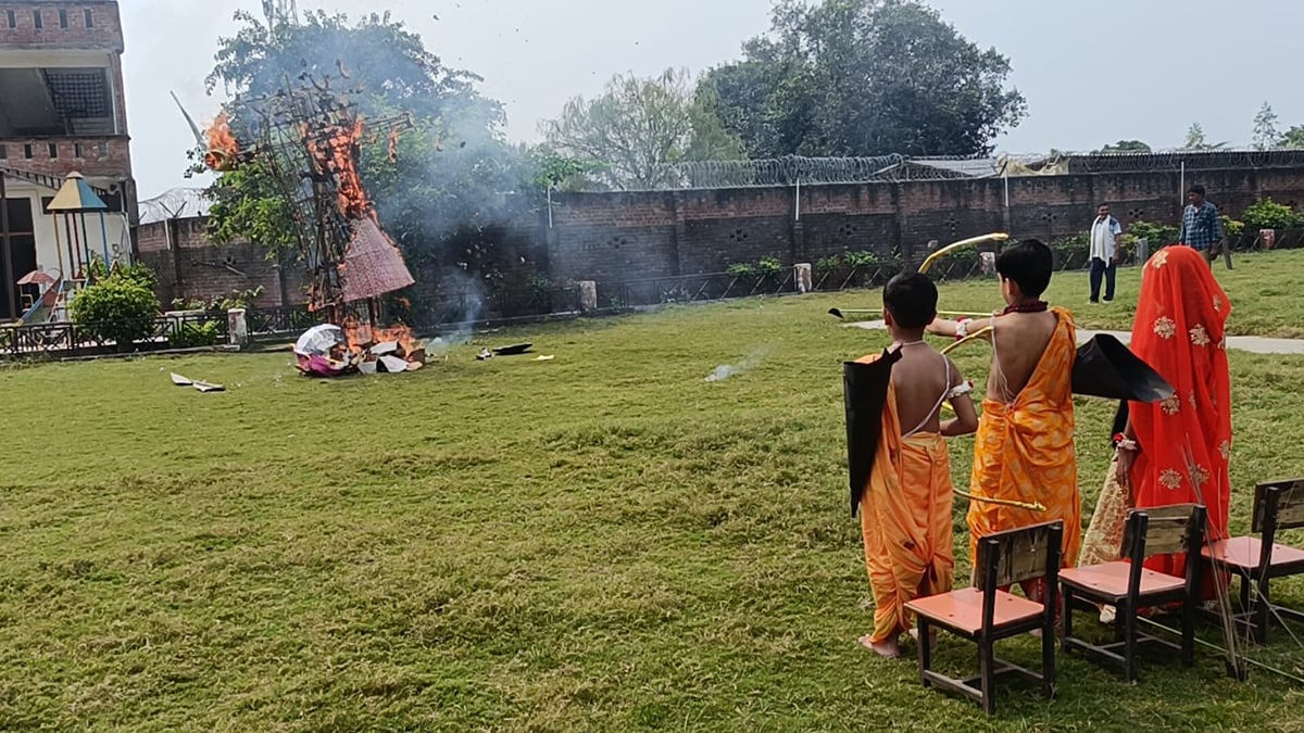 कानपुर: सरसौल में बच्चों ने किया रामलीला का मंचन, रावण दहन के साथ दिया सत्य का संदेश, आतिशबाजी से झूमे बच्चे