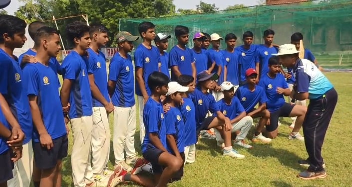 कानपुर स्पोर्ट्स: अंडर-15 क्रिकेट खिलाड़ियों को मिले टिप्स, संजीव मेहरोत्रा ने साउथ मैदान पर दिए जीत के मंत्र