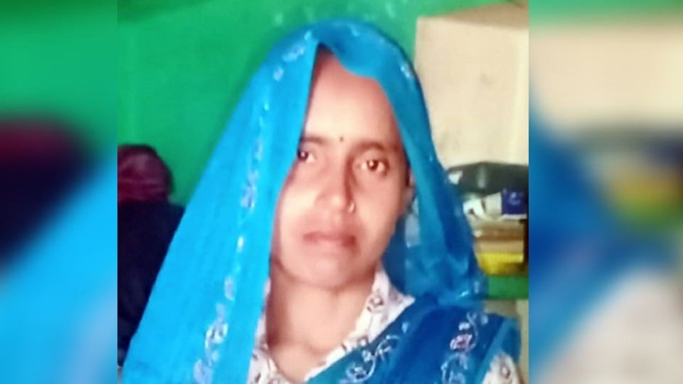 महिला को रस्सी से गला घोंटकर मारा: माथे और आंख पर भी मिले चोट के निशान, पति पर हत्या का आरोप