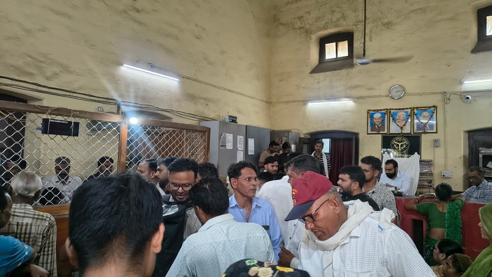 Agra Registry Offices Face Crowding as Token Machines Remain Out of Order