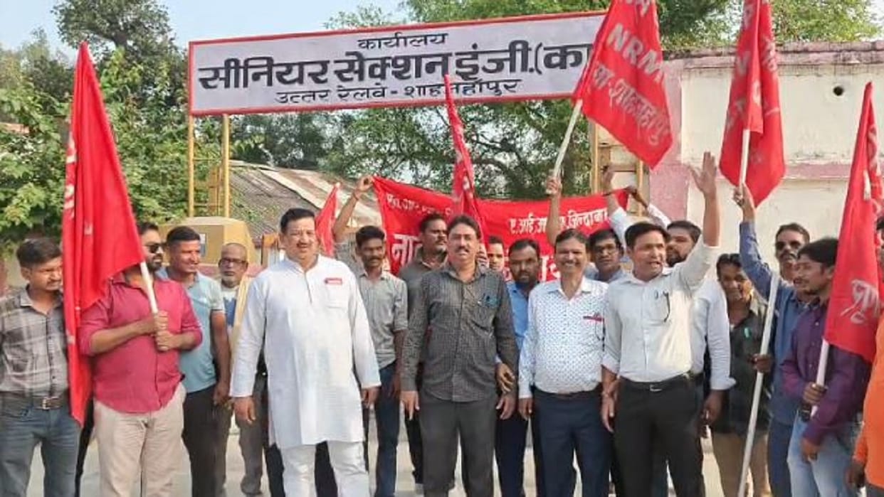 Railway employees protest over the poor condition of the railway colony in Shahjahanpur