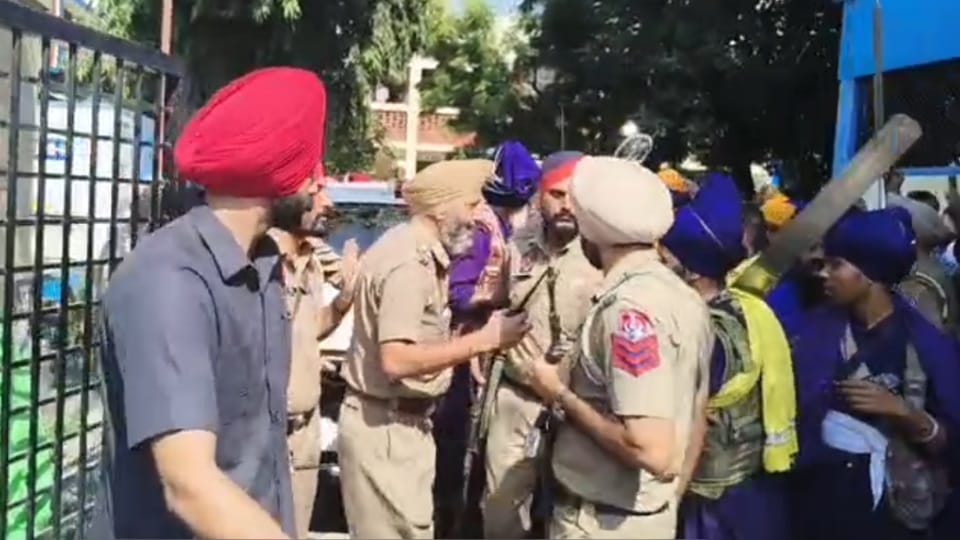 MLA vjiay singla faces protest from Nihangs mansa jhota murder case