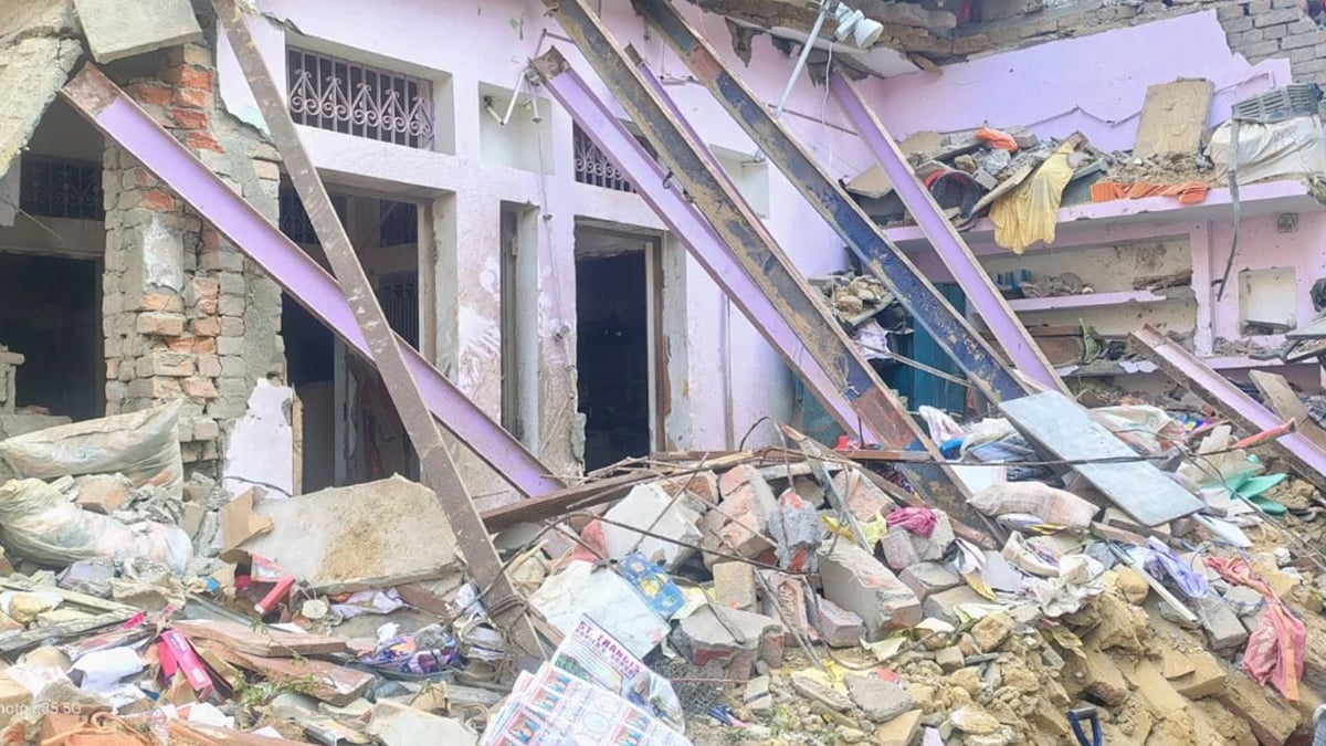 वाराणसी: राजू खान के घर में नीले ड्रम में भरा मिला बारूद, 24 घंटे बाद भी मलबे से आ रही गंध; दहशत में आसपास लोग