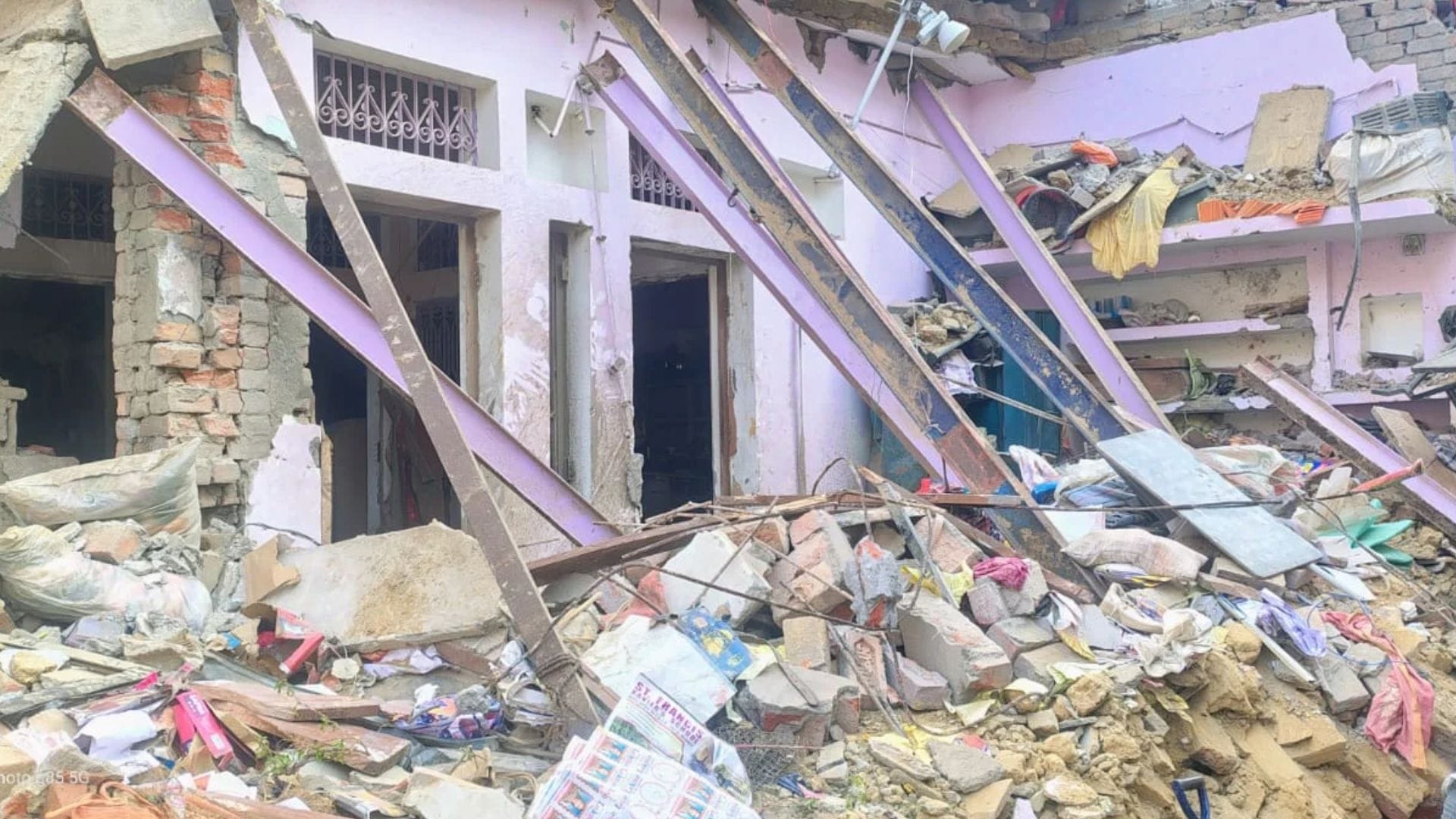 राजू खान का मकान मलबे में तब्दील।