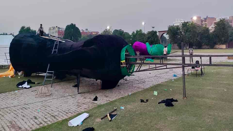 Effigy maker flees, leaving Ravana effigy incomplete