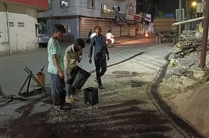 सड़कों के गड्ढे भर रहा निगम।