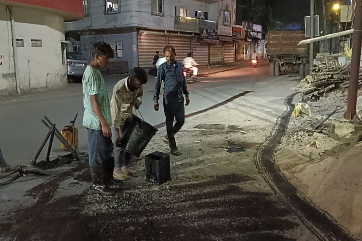 इंदौर: कम बारिश में भी हो गए इंदौर में गड्ढे, अब रात में उन्हें भर रहा निगम