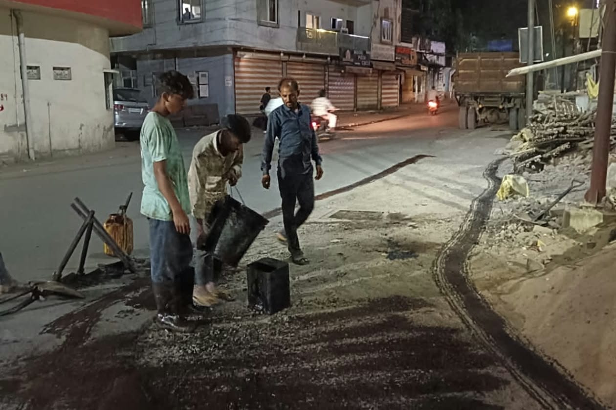 सड़कों के गड्ढे भर रहा निगम।