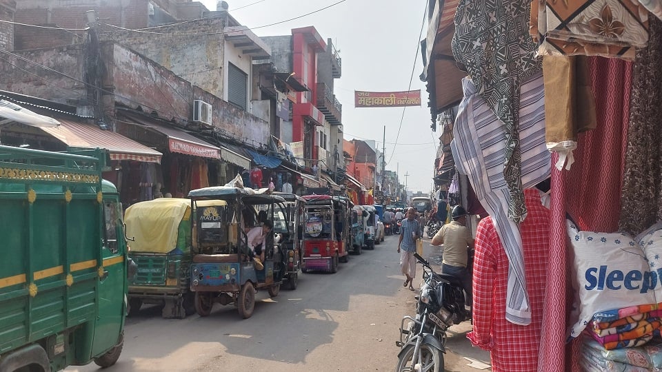 आगरा का जाम: चौराहे पर पुलिस तैनात, फिर भी फंस रहे वाहन; 20 मिनट में तय हो रहा पांच मिनट का सफर