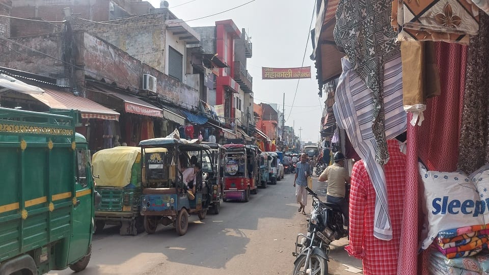 Agra Traffic Jam: E-Rickshaws and Autos Choke Shahganj Market Despite Police Presence