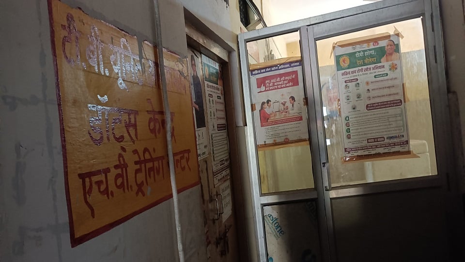 हड़ताल का असर: आगरा में स्वास्थ्य सेवाएं बेपटरी, टीबी मरीजों को दवा नहीं, जांच के लिए घंटों इंतजार