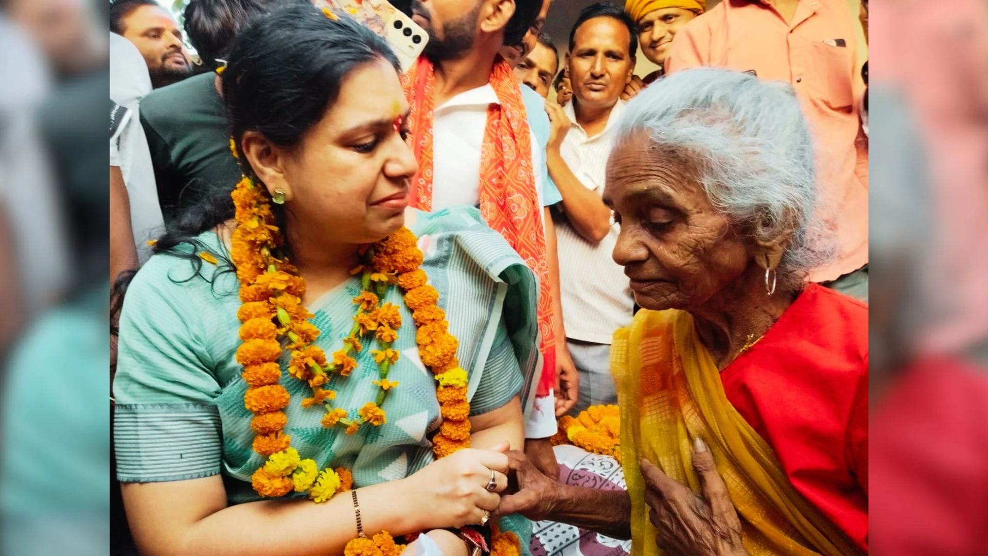 दुईजी देवी से मिलकर भावुक हुईं दिव्या मित्तल।