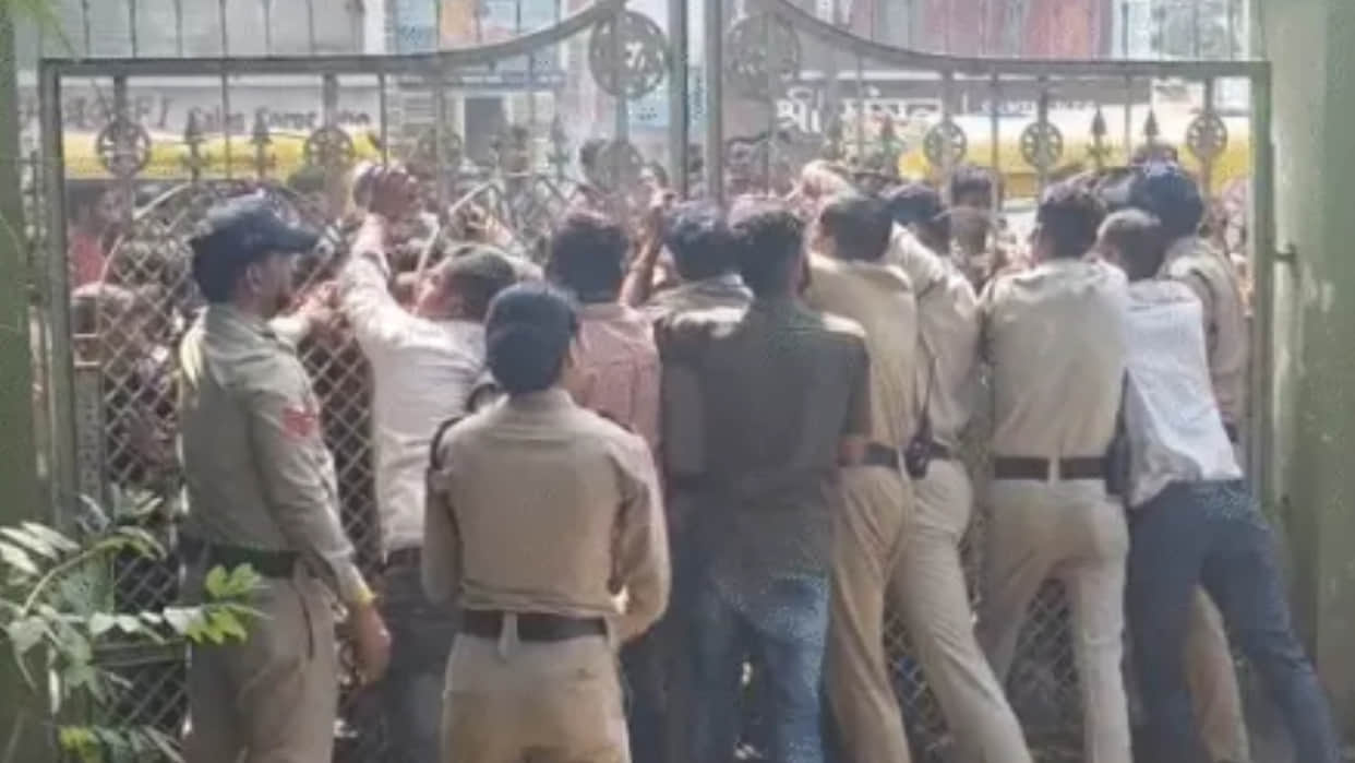 bhopal bairagarh 13 year old girl murder protest road blockade police station