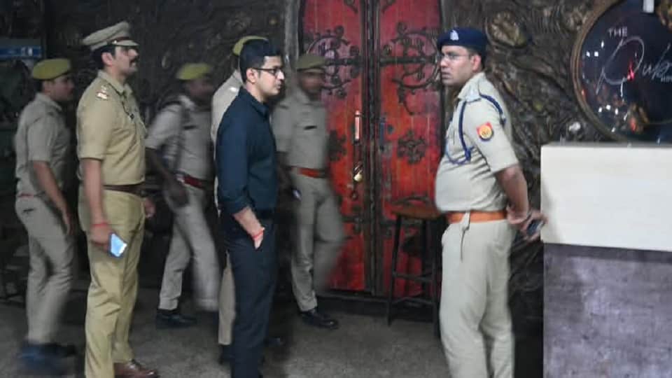 DCP raids illegal hookah bars in Kaushambi and Sahibabad police station areas late at night