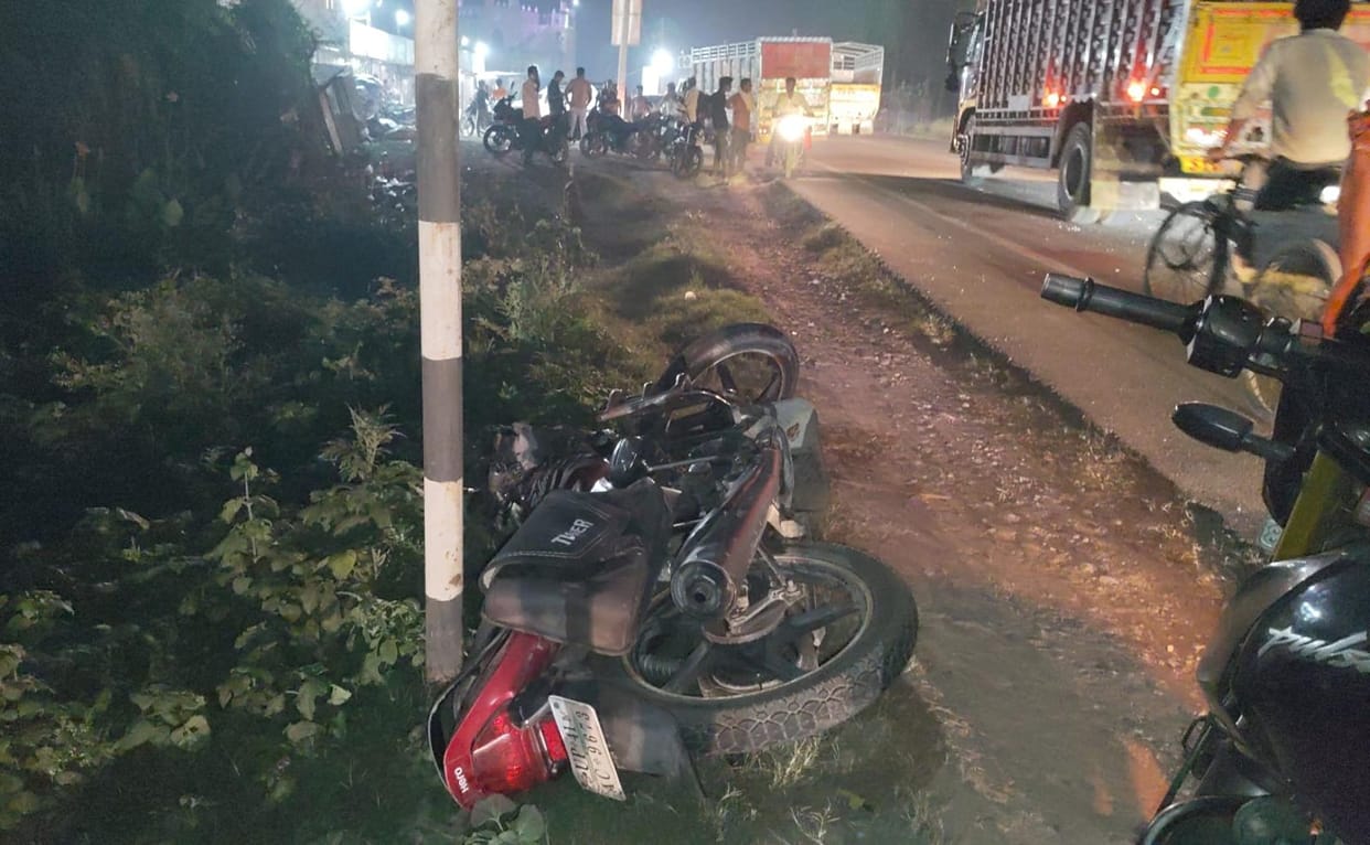 Bahraich: Roadways bus and bike collide head-on, two youths die; could not reach hospital